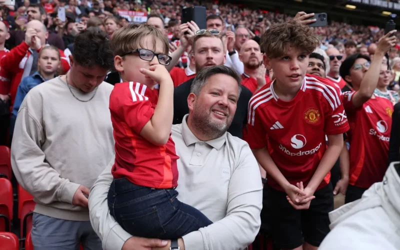 قرار مانشستر يونايتد المفاجئ يثير حالة من الغضب الواسع بين جماهير النادي